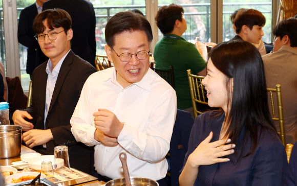 더불어민주당 이재명 대표가 13일 경기도 고양시 행주산성 인근 한 식당에서 열린 ‘소통하게! 이재명 당대표와 기자들의 시원한 소통’ 행사에서 기자들과 인사하고 있다. 2023.7.13. 국회사진기자단