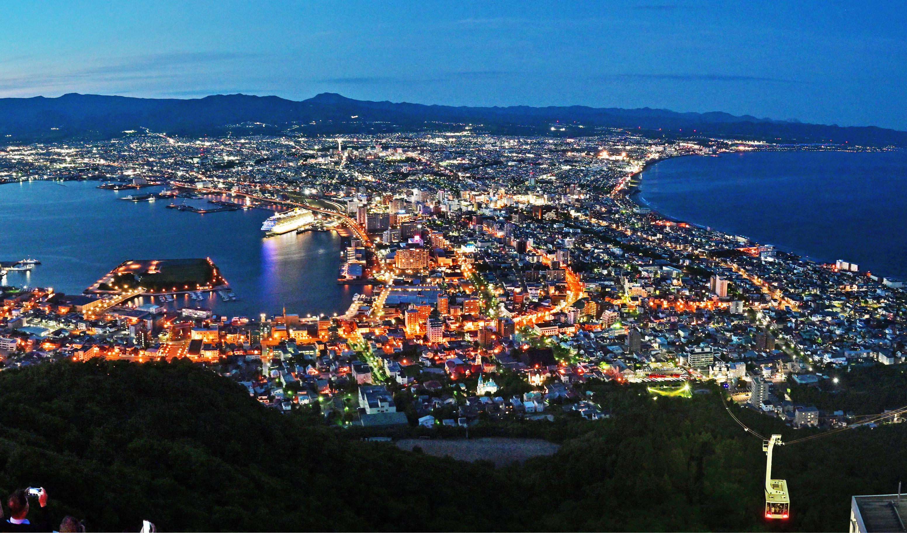 하코다테산 전망대에서 본 하코다테 야경. 밤 풍경 가운데 일본 내 최고 절경으로 꼽힌다.