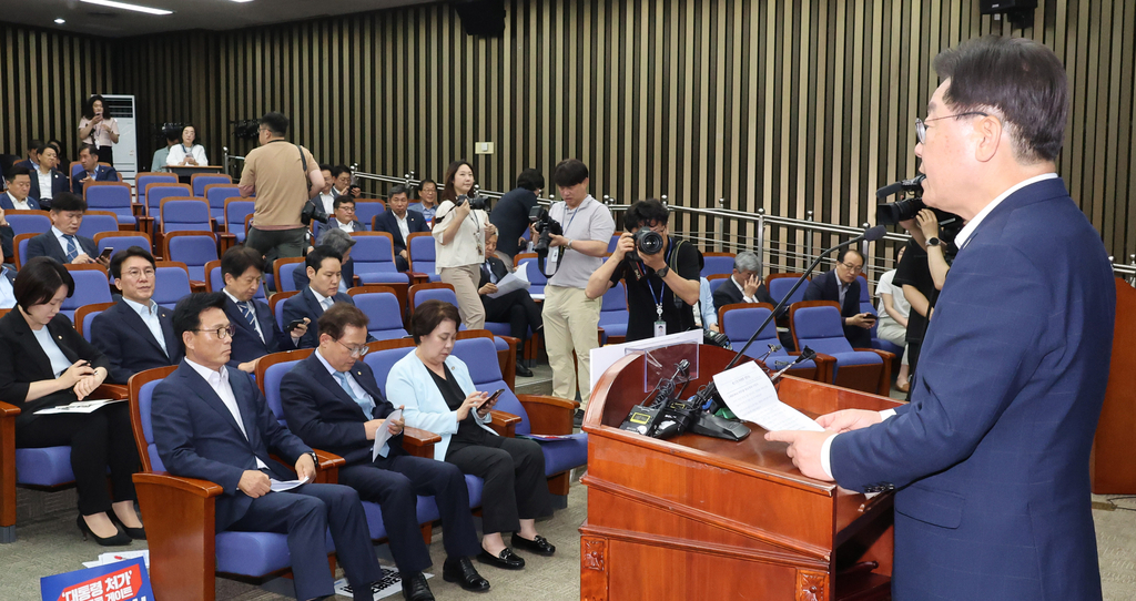 더불어민주당 이재명 대표가 13일 서울 여의도 국회에서 열린 정책의원총회에서 한일정상회담 결과를 바난하는 발언을 하고 있다.  연합뉴스