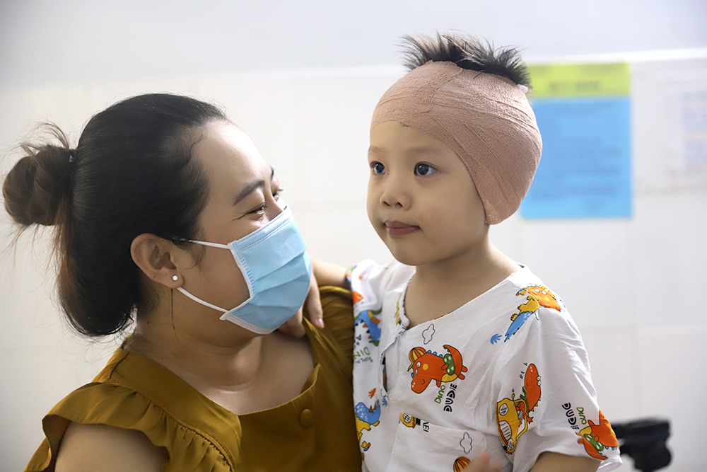 교보생명이 지원하는 ‘와우 다솜이 소리빛 사업’을  통해 지난 4월 베트남 트리외안병원에서 인공달팽이관 수술을 받은 청각장애 아동이 어머니의 품에 안겨 있다. 교보생명 제공