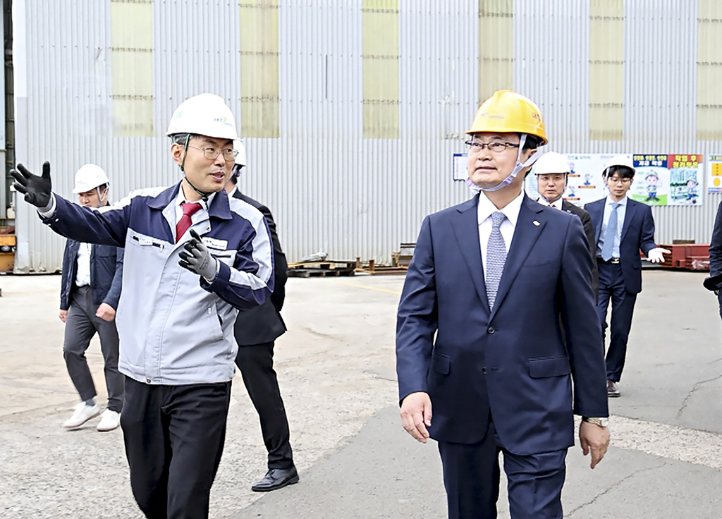 권남주(오른쪽) 한국자산관리공사(캠코) 사장이 캠코의 지원을 받는 중소기업 사업장을 방문해 기업 관계자로부터 설명을 듣고 있다. 한국자산관리공사 제공