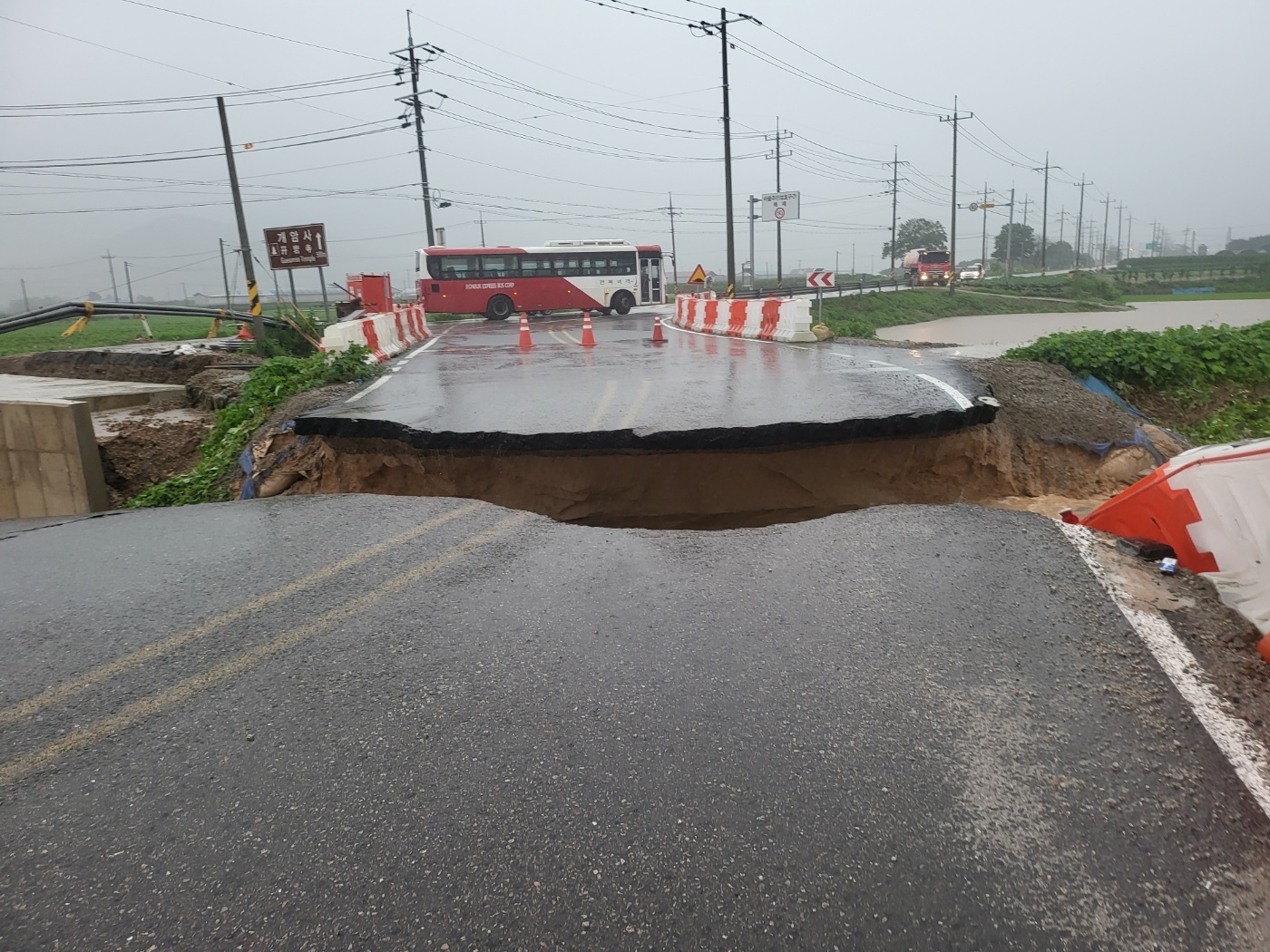 전날부터 폭우가 쏟아지면서 14일 오전 부안군 상서면 회시마을앞 국도 23호 교량공사구간의 도로가 끊겨 교통이 통제됐다. 전북도 제공