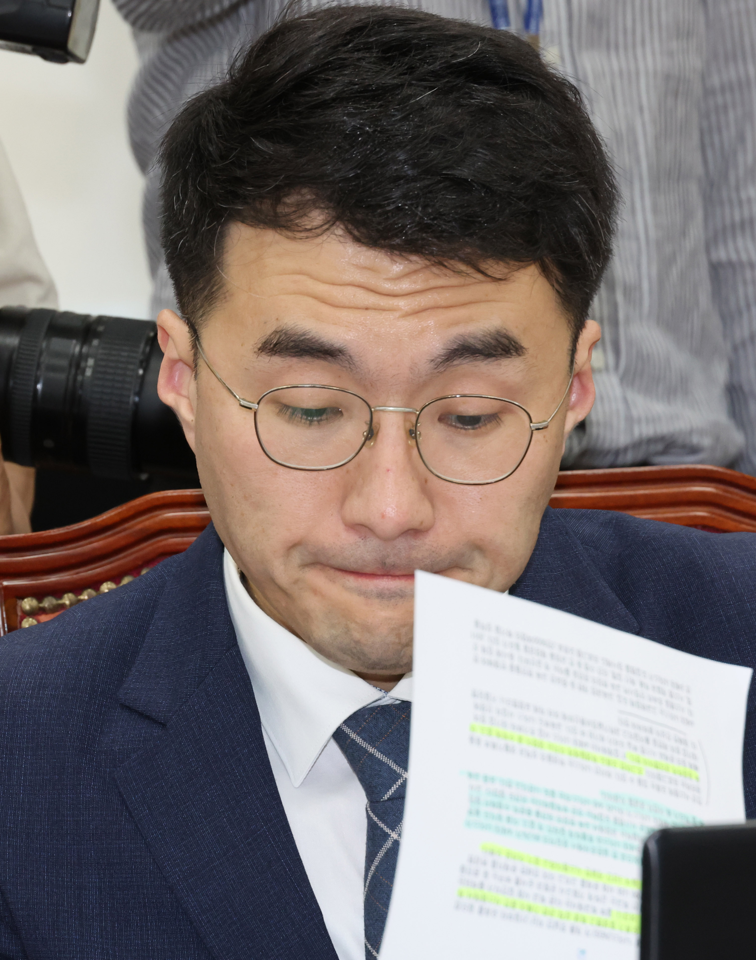 무소속 김남국 의원이 지난달 27일 오후 서울 여의도 국회에서 열린 교육위원회 전체회의에서 자료를 살펴보고 있다.