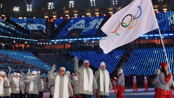 전 국가적 도핑으로 IOC의 제재를 받은 러시아의 선수들이 2018년 평창동계올림픽에 자국 국기 대신 IOC 깃발을 내걸고 개회식장에 입장하고 있다. [서울신문 DB]