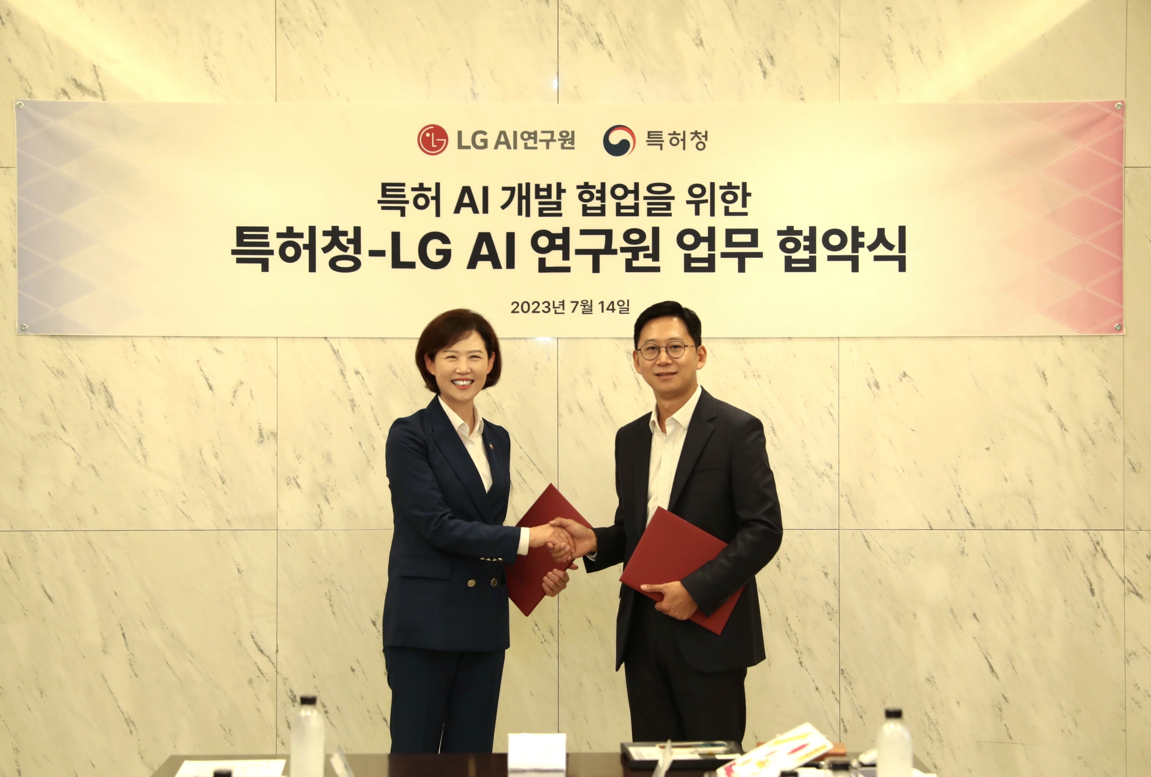 이인실 특허청장(사진 왼쪽)은 14일 서울 강서 LG사이언스파크에서 배경훈 LG AI연구원장과 ‘AI 기반의 특허심사시스템 구축’을 위한 업무협약(MOU)을 체결했다. 특허청