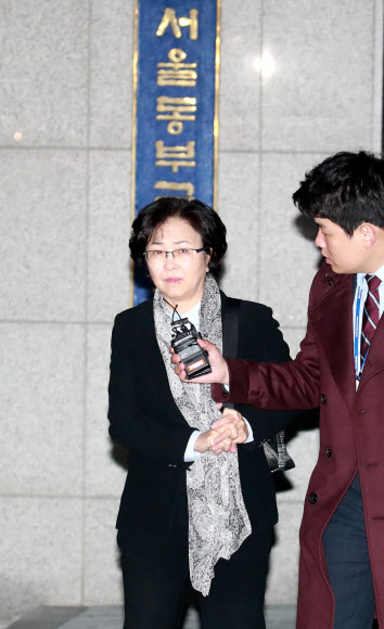‘환경부 블랙리스트 의혹 문건’으로 수사를 받는 김은경(왼쪽) 전 환경부 장관이 2019년 3월 26일 새벽 서울 동부구치소를 나서고 있다.