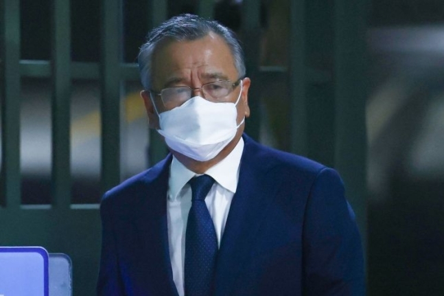 박영수 전 특별검사  대장동 민간 개발업자들을 돕는 대가로 금품을 수수했다는 이른바 ‘50억 클럽’ 의혹을 받는 박영수 전 특별검사가 30일 구속영장이 기각돼 경기도 의왕 서울구치소에서 나오고 있다. 연합뉴스