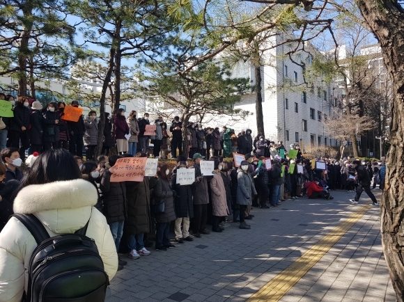 지난 3월 13일 서울 강남구청 앞을 찾아 침묵 시위를 벌이고 있는 개포자이 프레지던스 입주예정자들. 독자 제공