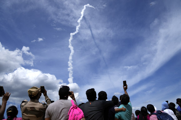 인도인들이 14일(현지시간) 남부 안드라프라데시주 스리하리코타에 있는 인도우주국 발사센터에서 무인 달 탐사선 찬드라얀 3호를 실은 로켓이 우주를 향해 날아오르는 것을 지켜보고 있다. 스리하리코타 AP 연합뉴스
