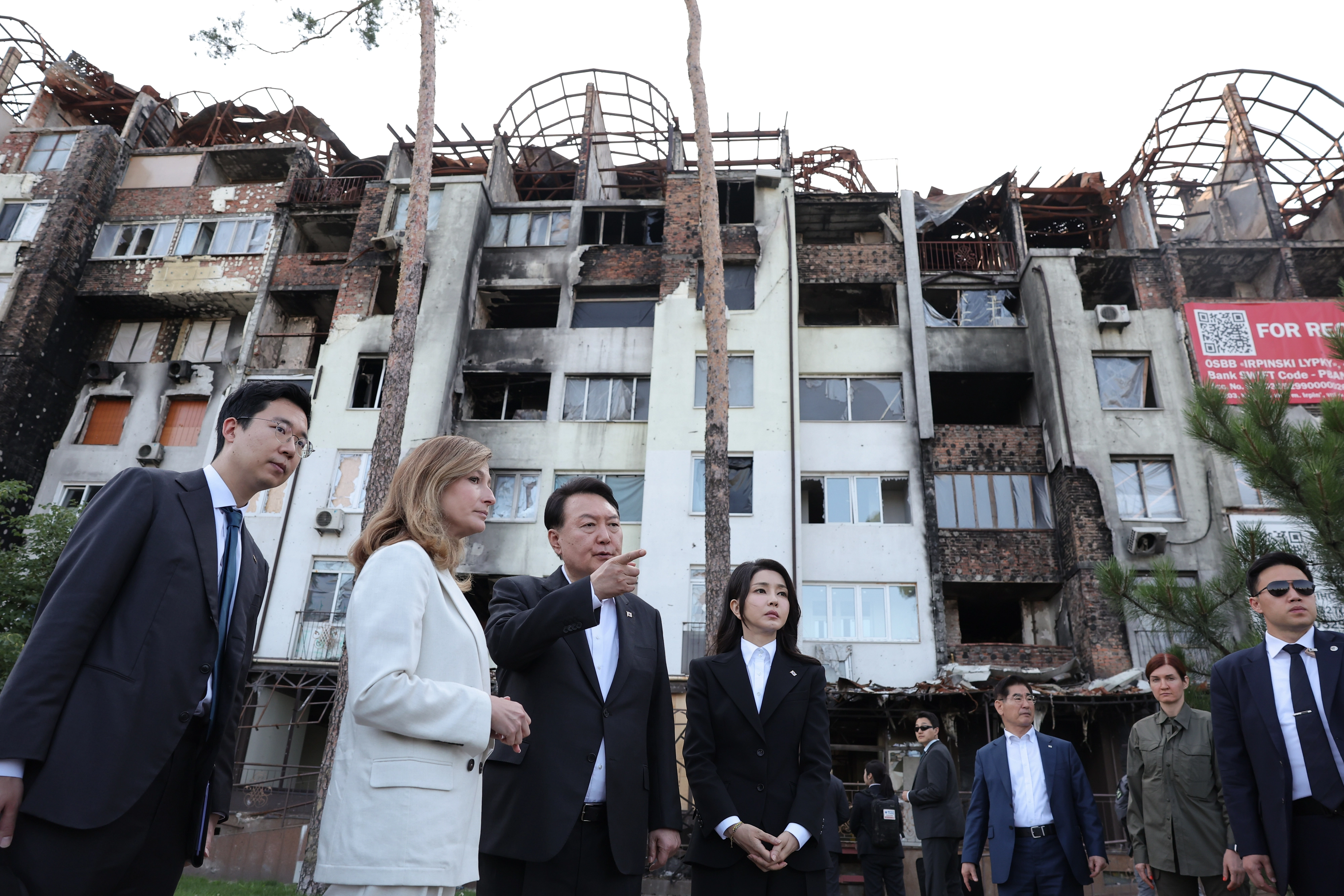폴란드 수도 바르샤바에서 국빈급 공식 방문 일정을 마치고 우크라이나를 전격 방문한 윤석열 대통령과 김건희 여사가 15일(현지시간) 키이우 인근의 이르핀 민가 폭격 현장을 방문하고 있다. 2023.7.15 대통령실 제공
