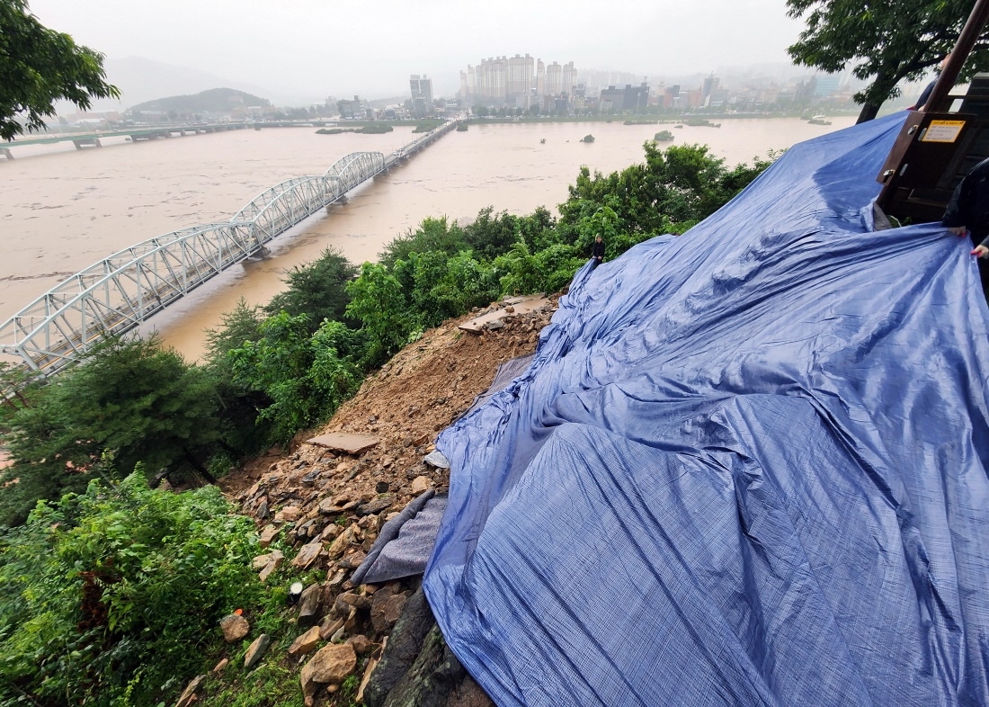 폭우로 금강물이 출렁거리고 주변 공주시 공산성(사적 12호)은 일부가 무너져 내렸다.