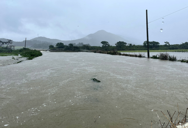 밤사이 쏟아진 폭우로 16일 오전 전남 해남군 화원면 신용마을회관 주변 농경지 일대가 물에 잠겨 있다. 연합뉴스