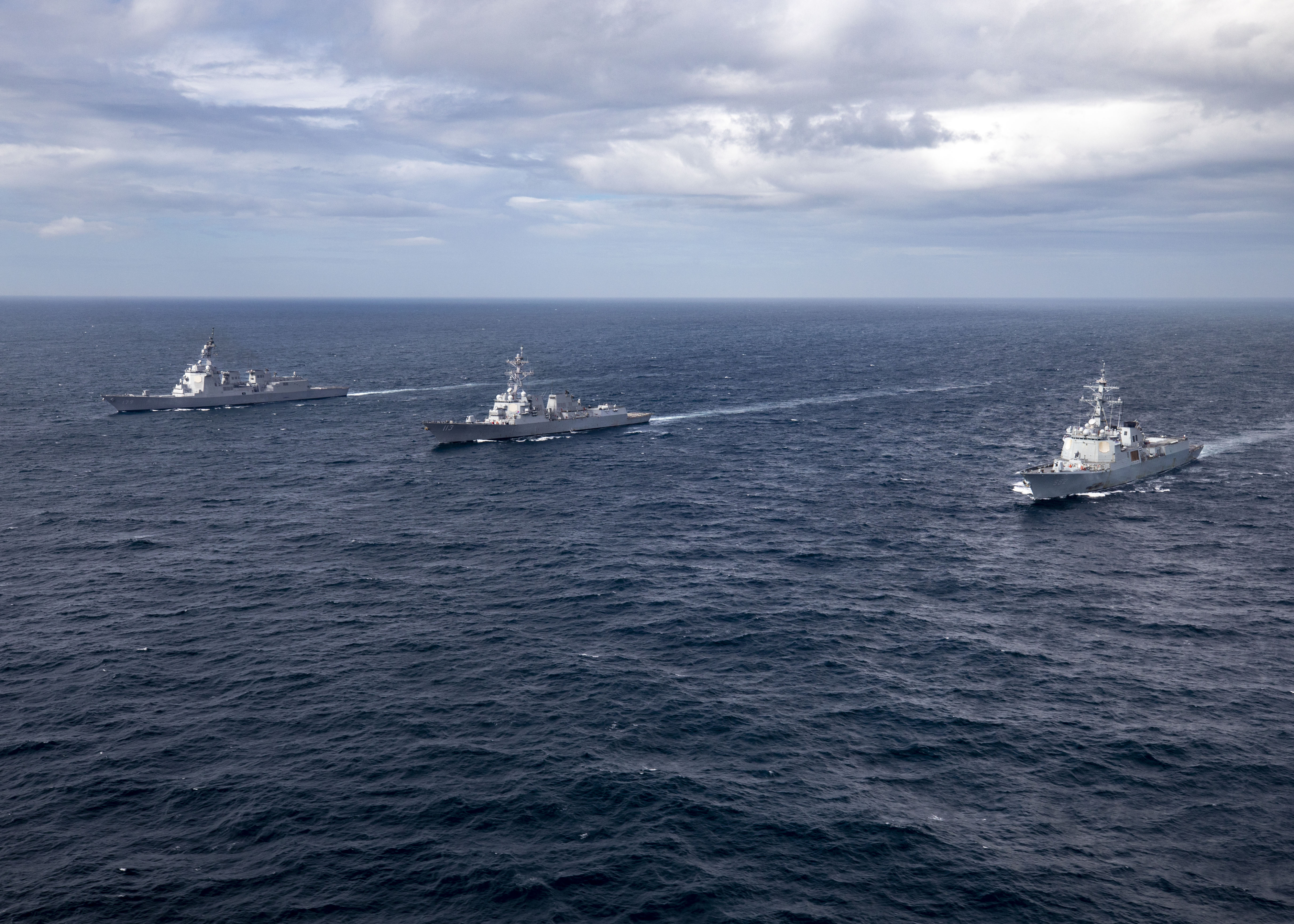 한미 해군과 일본 해상자위대가 16일 동해 공해상에서 해상 미사일 방어훈련을 실시하고 있다.(오른쪽부터 한국 해군 이지스구축함 율곡이이함, 미국 해군 이지스구축함 존핀함, 일본 해상자위대 이지스구축함 마야함) 해군 제공