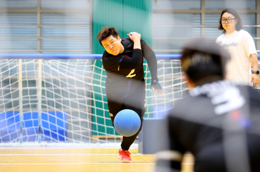 골볼 한국 대표팀의 홍성욱이 14일 경기 이천 대한장애인체육회 선수촌에서 공격 훈련을 하고 있다. 대한장애인체육회 제공