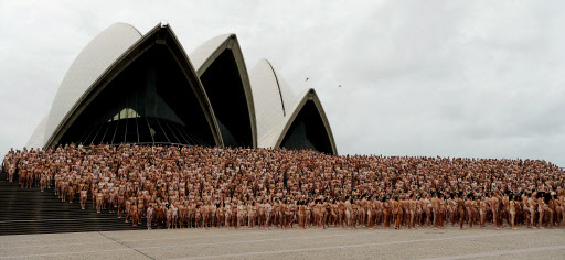 스펜서 튜닉은 2010년 시드니 오페라하우스에서 5200여명의 나체 사진을 촬영했다. AFP 연합뉴스