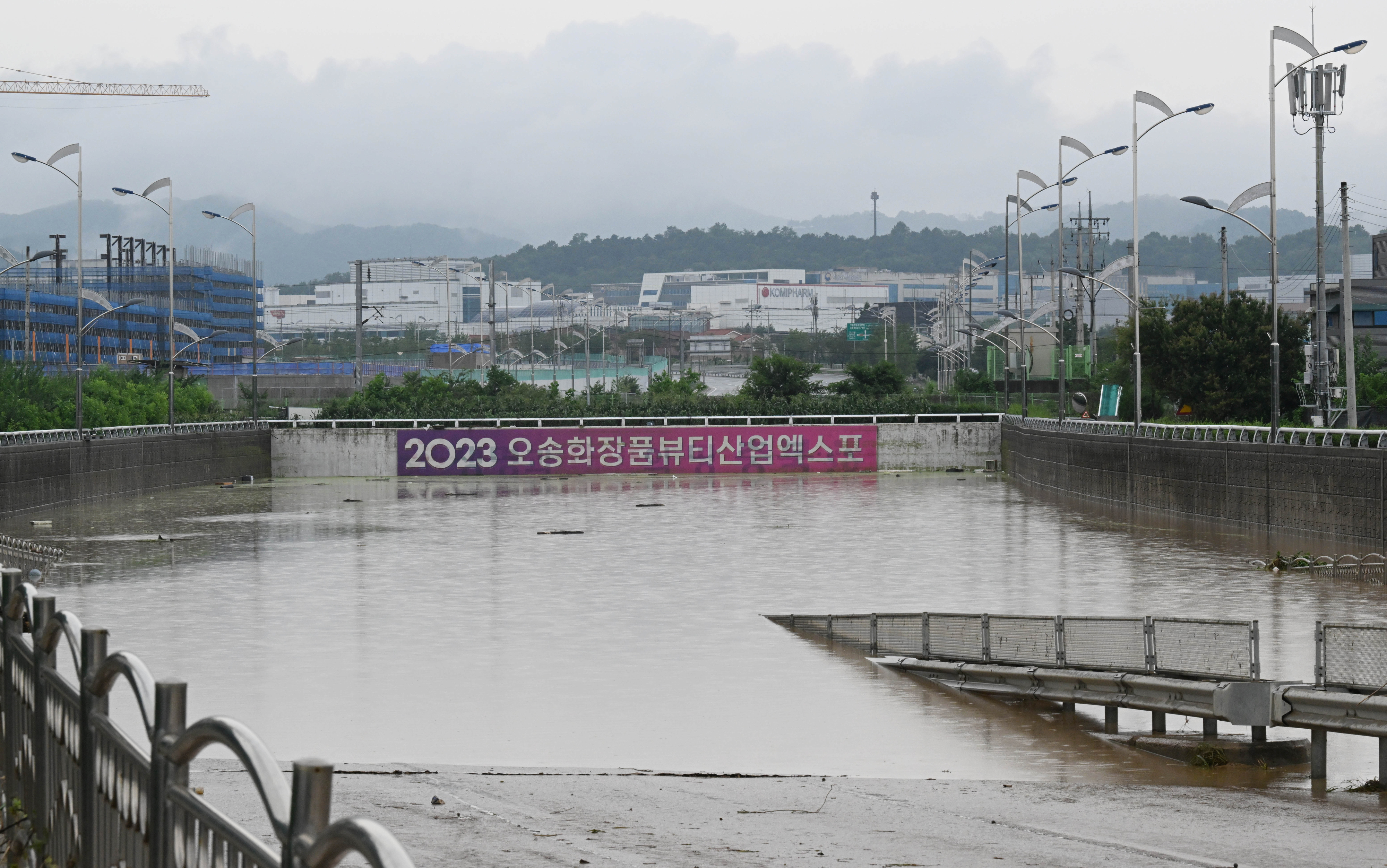 16일 미호천 제방 유실로 침수된 충북 청주시 오송읍 궁평2지하차도 인근 궁평2교차로.