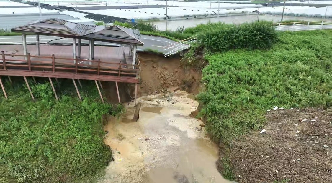 사흘째 이어지는 기록적인 폭우로 16일 오전 충남 논산시 성동면 우곤리 인근 금강 제방이 유실됐다. 사진은 금강과 우곤리 마을 사이에 놓인 제방이 무너져내리는 모습. 2023.7.16  논산시 제공