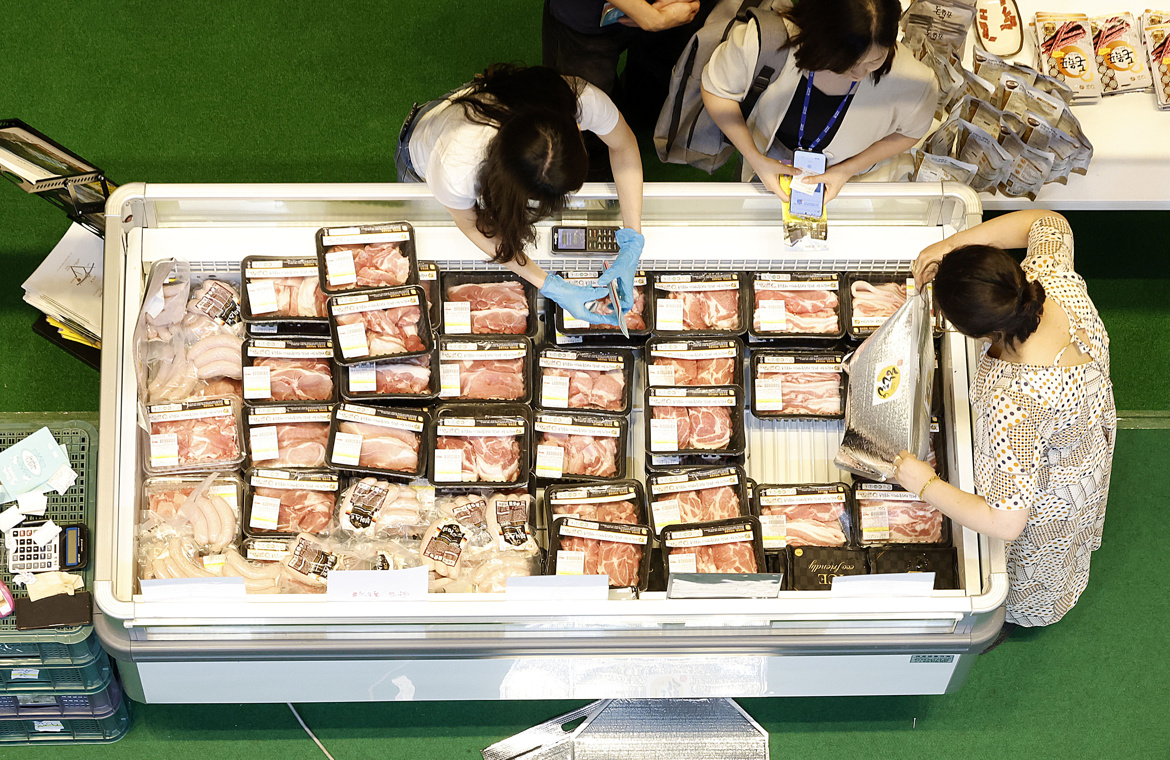 17일 서울 강남구 코엑스에서 열린 한돈자조금관리위원회 창립 20주년 및 대한한돈협회 태동 50주년 기념 ‘한돈페스타’ 행사에서 시민들이 돼지고기를 구매하고 있다. 2023.7.17 오장환 기자