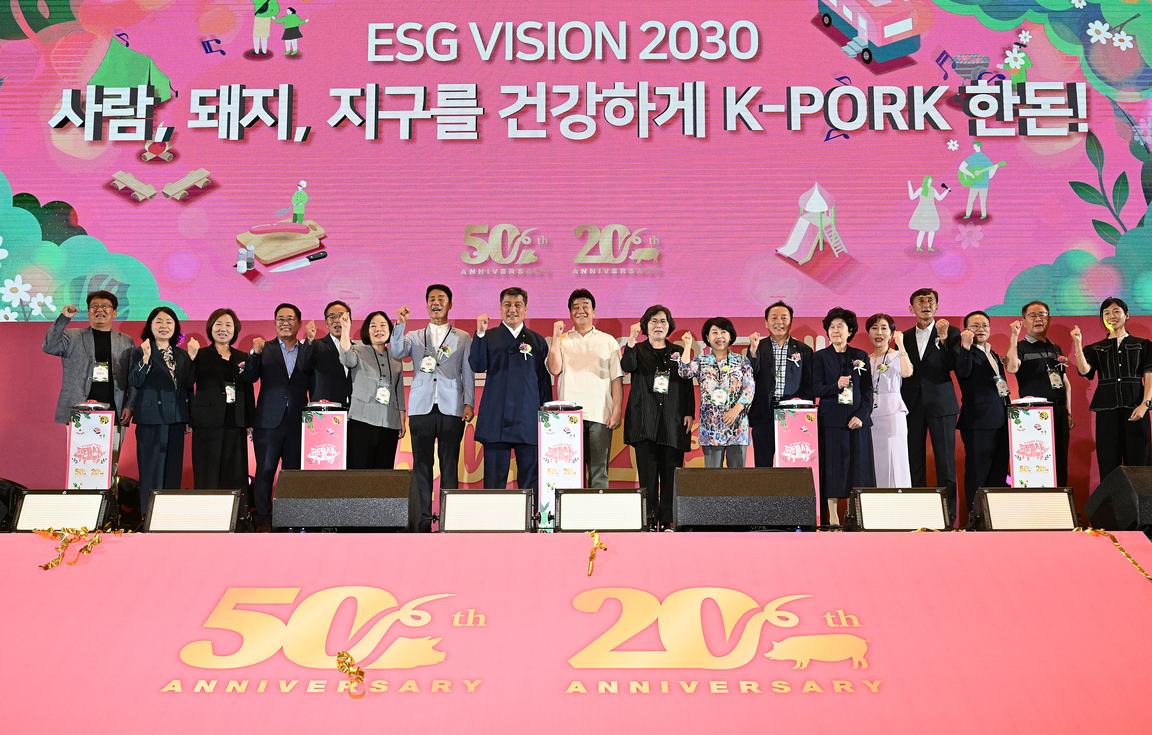 17일 서울 강남구 코엑스에서 열린 한돈자조금관리위원회 창립 20주년 및 대한한돈협회 태동 50주년 기념 ‘한돈페스타’ 기념식에서 손세희 한돈자조금관리위원회 위원장 및 대한한돈협회장과 한돈 홍보모델인 백종원 대표를 비롯한 내빈들이 ESG 비전 선포 퍼포먼스를 한 후 기념촬영을 하고 있다. 2023.7.17 오장환 기자