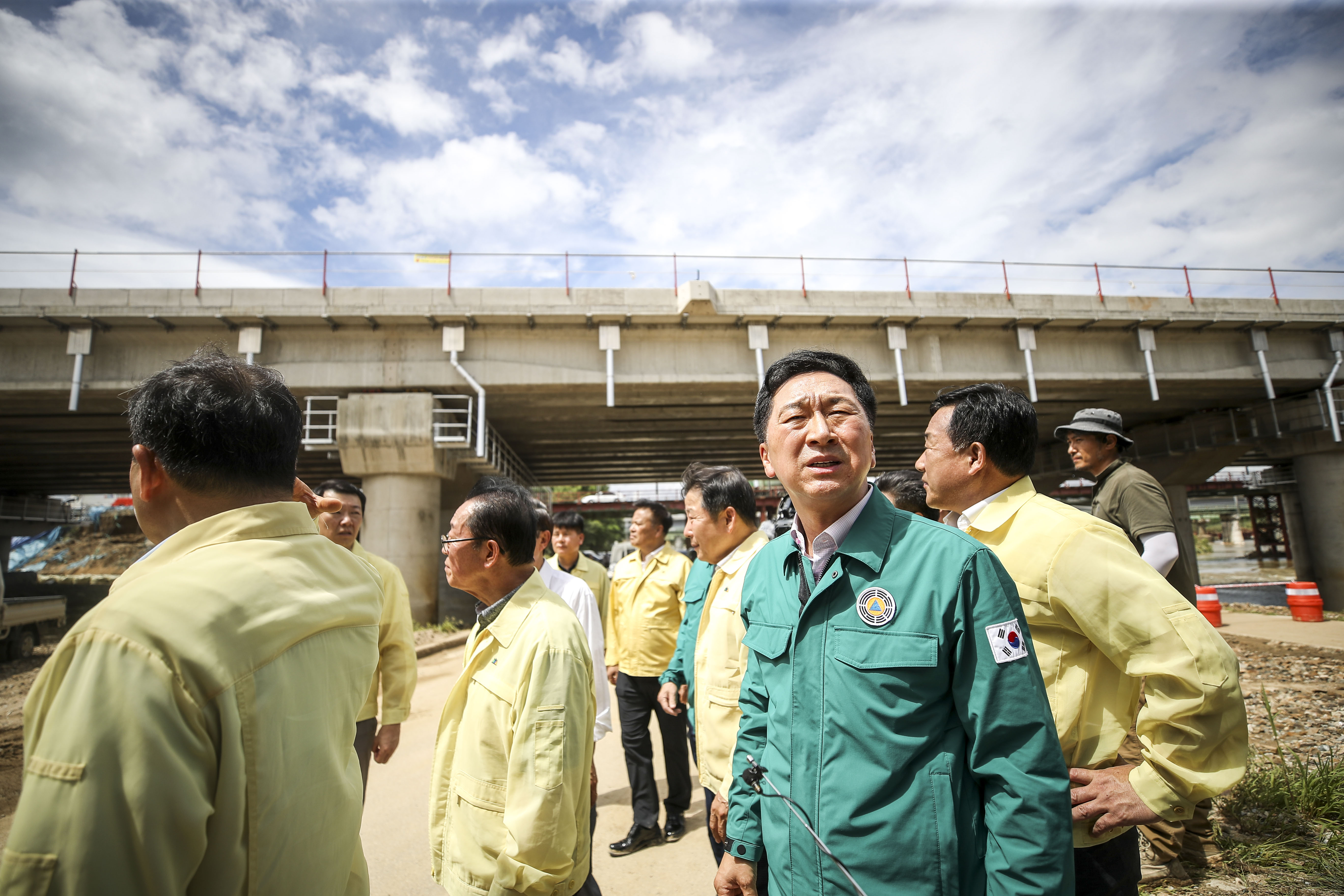 김기현 국민의힘 대표가  17일 충북 청주시 흥덕구 오송읍 미호천 제방을 찾아 현장을 살펴보고 있다. 청주 뉴시스