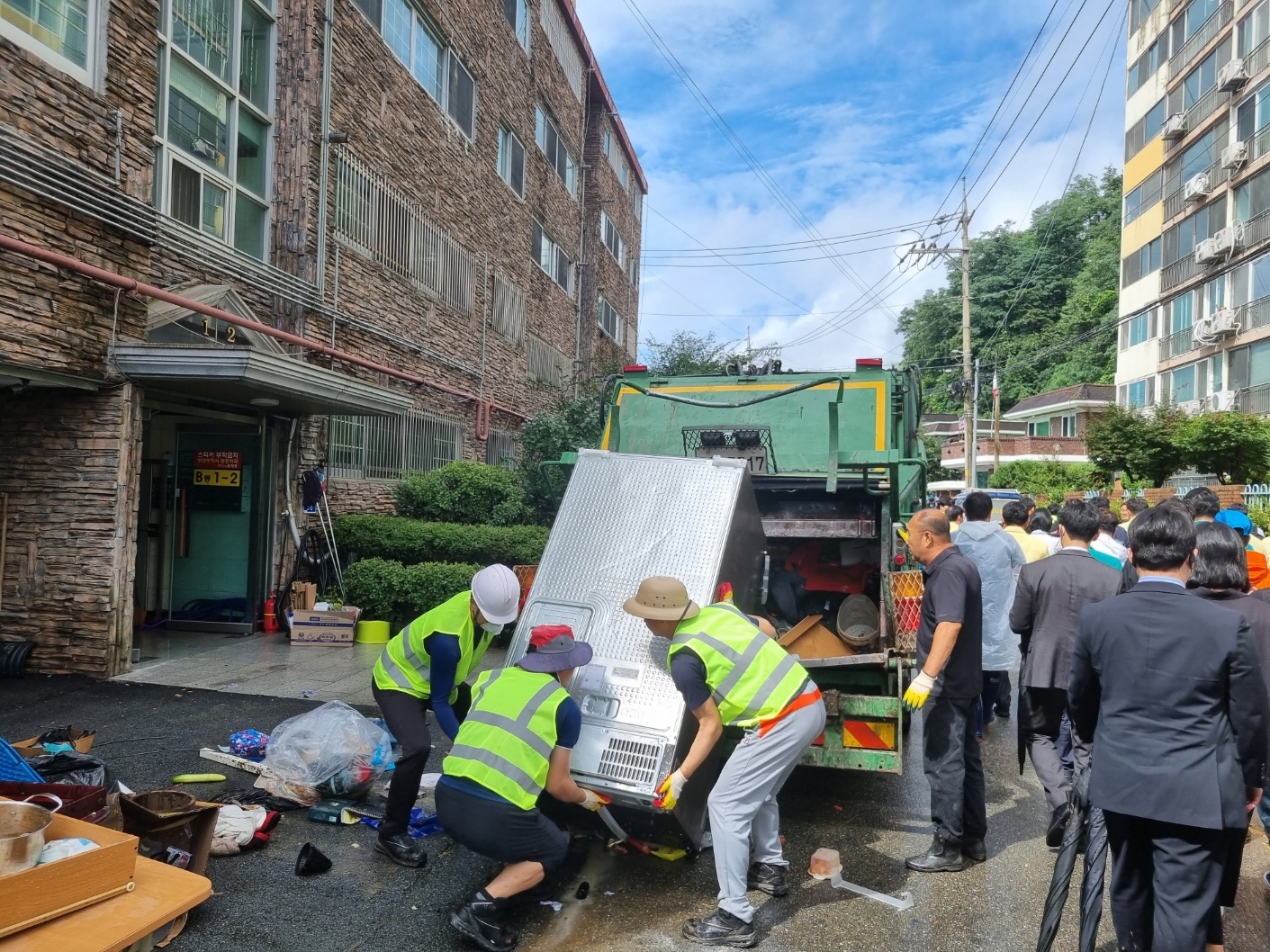 충남 공주시 옥룡동 금강빌라 근방에서 자원봉사자들이 폐기물을 처리하고 있다. 조중헌 기자