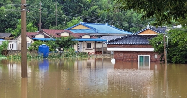 충남 대부분의 지역에 호우경보가 발효된 15일 부여군 세도면 사산1리 한 마을이 물에 잠겨 있다. 연합뉴스