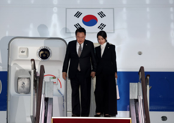 리투아니아에서 열린 북대서양조약기구(NATO·나토) 정상회의와 폴란드·우크라이나 방문을 마친 윤석열 대통령과 김건희 여사가 17일 성남 서울공항을 통해 귀국, 공군 1호기에서 내리고 있다. 2023.7.17 연합뉴스