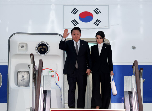 리투아니아에서 열린 북대서양조약기구(NATO·나토) 정상회의와 폴란드·우크라이나 방문을 마친 윤석열 대통령이 17일 성남 서울공항을 통해 귀국, 공군 1호기에서 내리며 인사하고 있다. 2023.7.17 연합뉴스