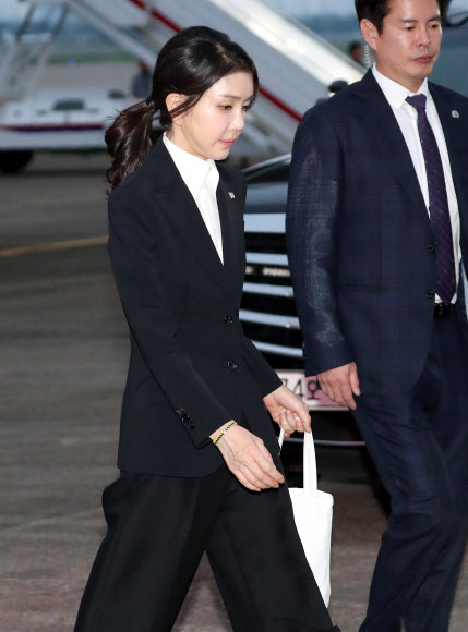 6박8일 간의 리투아니아·폴란드·우크라이나 순방을 마친 윤석열 대통령 부인 김건희 여사가 17일 경기도 성남 서울공항에 도착해 차량으로 향하고 있다. 2023.07.17. 뉴시스