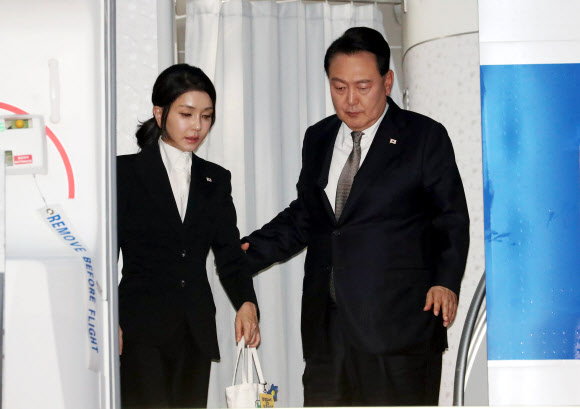 6박8일 간의 리투아니아·폴란드·우크라이나 순방을 마친 윤석열 대통령과 부인 김건희 여사가 17일 경기도 성남 서울공항에 도착해 공군 1호기에서 내리고 있다. 2023.07.17. 뉴시스