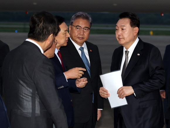 리투아니아에서 열린 북대서양조약기구(NATO·나토) 정상회의 참석과 폴란드·우크라이나 방문을 마친 윤석열 대통령이 17일 성남 서울공항을 통해 귀국, 국민의힘 김기현 대표가 준비한 수해 관련 자료를 살펴보며 대화하고 있다. 2023.7.17 연합뉴스
