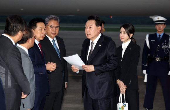 리투아니아에서 열린 북대서양조약기구(NATO·나토) 정상회의와 폴란드·우크라이나 방문을 마친 윤석열 대통령이 17일 성남 서울공항을 통해 귀국해 국민의힘 김기현 대표가 준비한 자료를 보며 박진 외교부 장관 등과 대화하고 있다.  2023.7.17 연합뉴스
