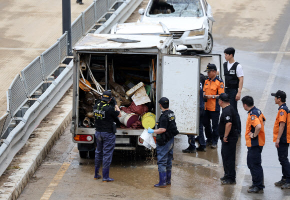 17일 오전 충북 청주시 오송읍 궁평2지하차도에서 경찰 과학수사대원 등이 침수 차량에 대한 감식작업을 하고 있다.  2023.7.17 연합뉴스