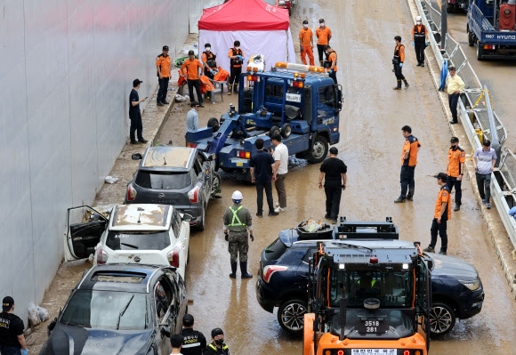 17일 오전 충북 청주시 오송읍 궁평2지하차도에서 침수 차량에 대한 견인 작업이 진행되고 있다.  2023.7.17 연합뉴스