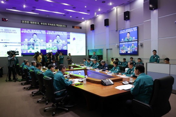 6박 8일간 리투아니아·폴란드·우크라이나 순방을 마치고 귀국한 윤석열 대통령이 17일 오전 정부서울청사에서 열린 집중호우 대처 중앙재난안전대책본부(중대본) 회의를 주재하고 있다. 2023.7.17. 대통령실 제공