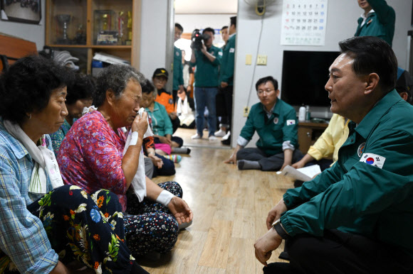 윤석열 대통령이 17일 경북 예천군 감천면 벌방리 산사태 피해 현장을 찾아 임시거주시설로 마련된 노인회관에서 주민들을 만나고 있다. 2023.7.17. 대통령실 제공