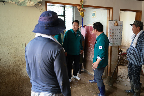 윤석열 대통령이 17일 경북 예천군 감천면 벌방리를 찾아 산사태 피해 현장을 둘러보며 복구작업 중인 주민을 격려하고 있다. 2023.7.17. 대통령실 제공
