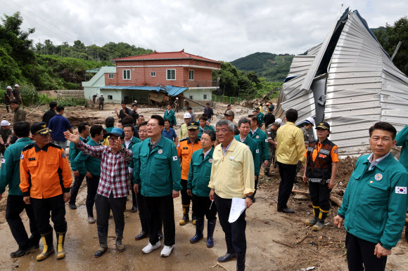 윤석열 대통령이 17일 경북 예천군 감천면 벌방리를 찾아 산사태 피해 현장을 살펴보고 있다. 2023.7.17 연합뉴스