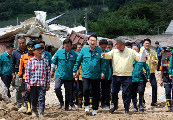 윤석열 대통령이 17일 경북 예천군 감천면 벌방리를 찾아 산사태 피해 현장을 살펴보고 있다. 2023.7.17 연합뉴스