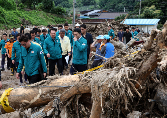 윤석열 대통령이 17일 경북 예천군 감천면 벌방리 산사태 피해 현장을 찾아 피해 상황을 점검하고 있다.  2023.7.17 연합뉴스