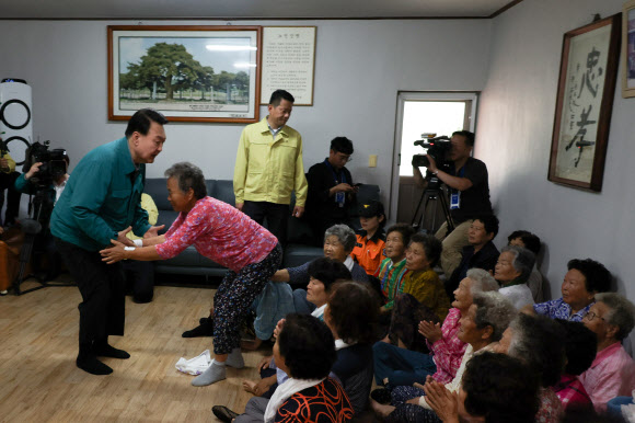 윤석열 대통령이 17일 경북 예천군 감천면 벌방리 산사태 피해 현장을 찾아 임시거주시설로 마련된 노인회관에서 주민들을 만나고 있다. 2023.7.17 연합뉴스