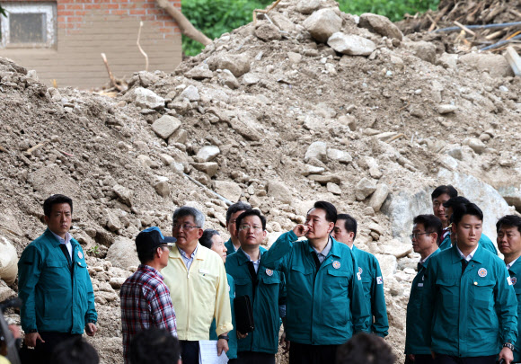 윤석열 대통령이 17일 경북 예천군 감천면 벌방리 산사태 피해 현장을 찾아 피해 상황을 점검하고 있다.  2023.7.17 연합뉴스