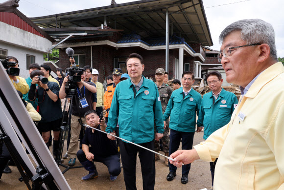 6박 8일간 순방을 마치고 귀국해 집중호우 대처 중앙재난안전대책본부 회의를 주재한 윤석열 대통령이 17일 경북 예천군 산사태 피해 현장에서 김학동 예천군수로부터 피해 상황 등을 보고받고 있다. 2023.7.17 연합뉴스