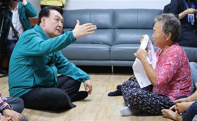 윤석열 대통령이 17일 오전 집중호우로 산사태 피해를 입은 경북 예천군 벌방리 노인회관 임시주거시설을 찾아 주민들을 위로하고 있다. 2023.7.17. 뉴스1