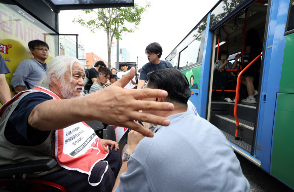 17일 혜화동로터리 버스정류장에서 전국장애인차별철폐연대 박경석 대표가 ‘서울시의 전장연 탄압 중단’을 촉구하는 입장을 말하고 있다. 2023.7.17 연합뉴스