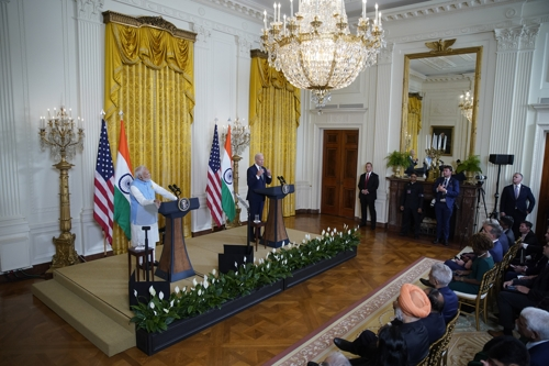 나렌드라 모디(왼쪽) 인도 총리가 지난 6월 미국 국빈 방문 중 조 바이든 대통령과 함께 기자들의 질문을 받고 있다. 그가 2014년 총리 취임 후 기자들의 질문에 답한 것은 미국 대통령과의 공동 기자회견 때뿐이다. 워싱턴DC UPI 연합뉴스