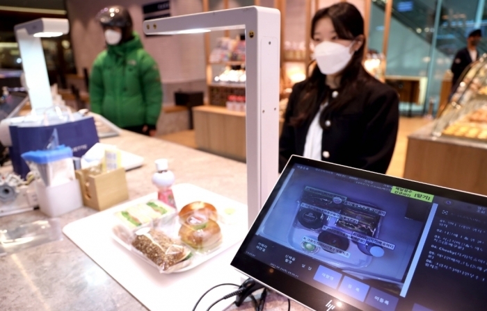 판교 ‘랩 오브 파리바게뜨’ 매장에서 고객이 AI 스캐너를 활용해 계산을 진행하는 모습. SPC 제공