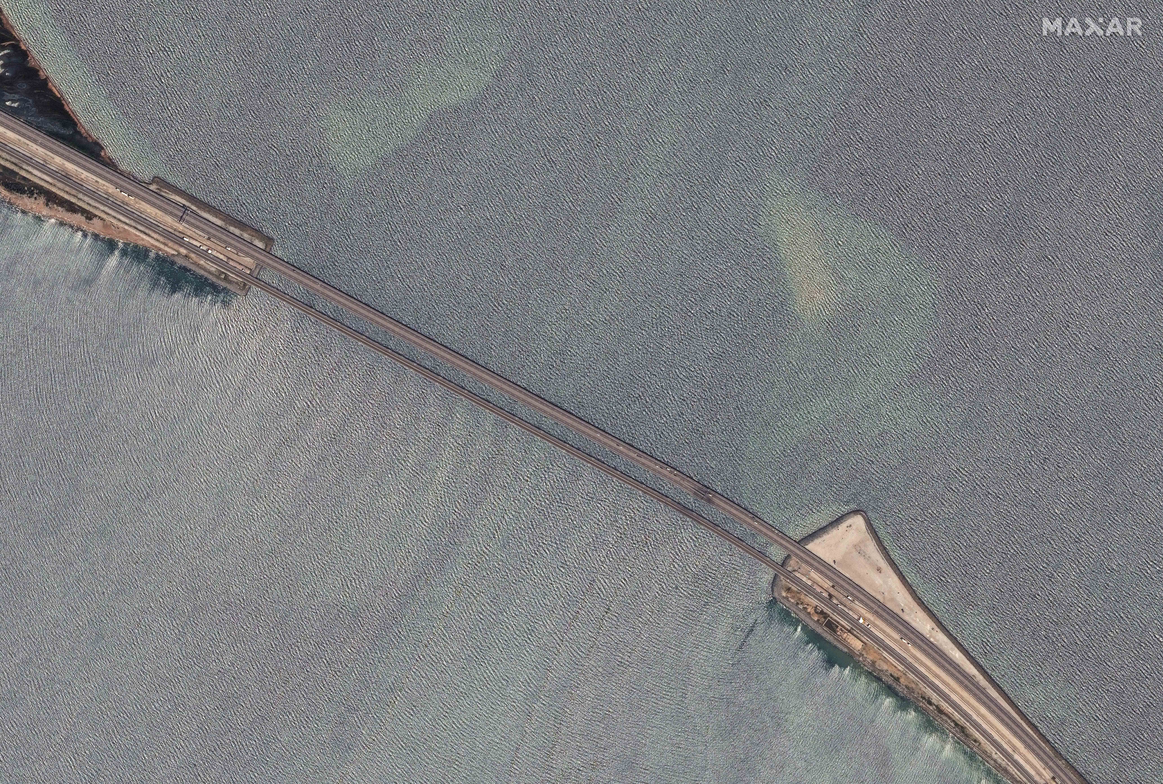 17일(현지시간) 미국 민간위성업체 맥사 테크놀로지가 촬영한 위성 사진 오른쪽에 크림반도와 러시아 본토를 잇는 크림대교(케르치해협 대교) 차량용 교량 일부 경간이 끊어진 것이 확인된다. 2023.7.17 AP 연합뉴스