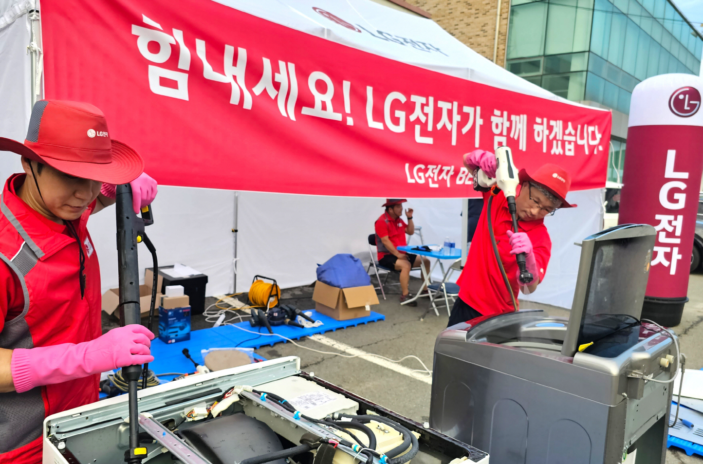 LG전자 서비스 매니저들이 지난 16일 충북 청주시 흥덕구 오송읍 행복복지센터에 수해 서비스 거점을 마련해 복구 활동을 시작했다. LG전자 제공