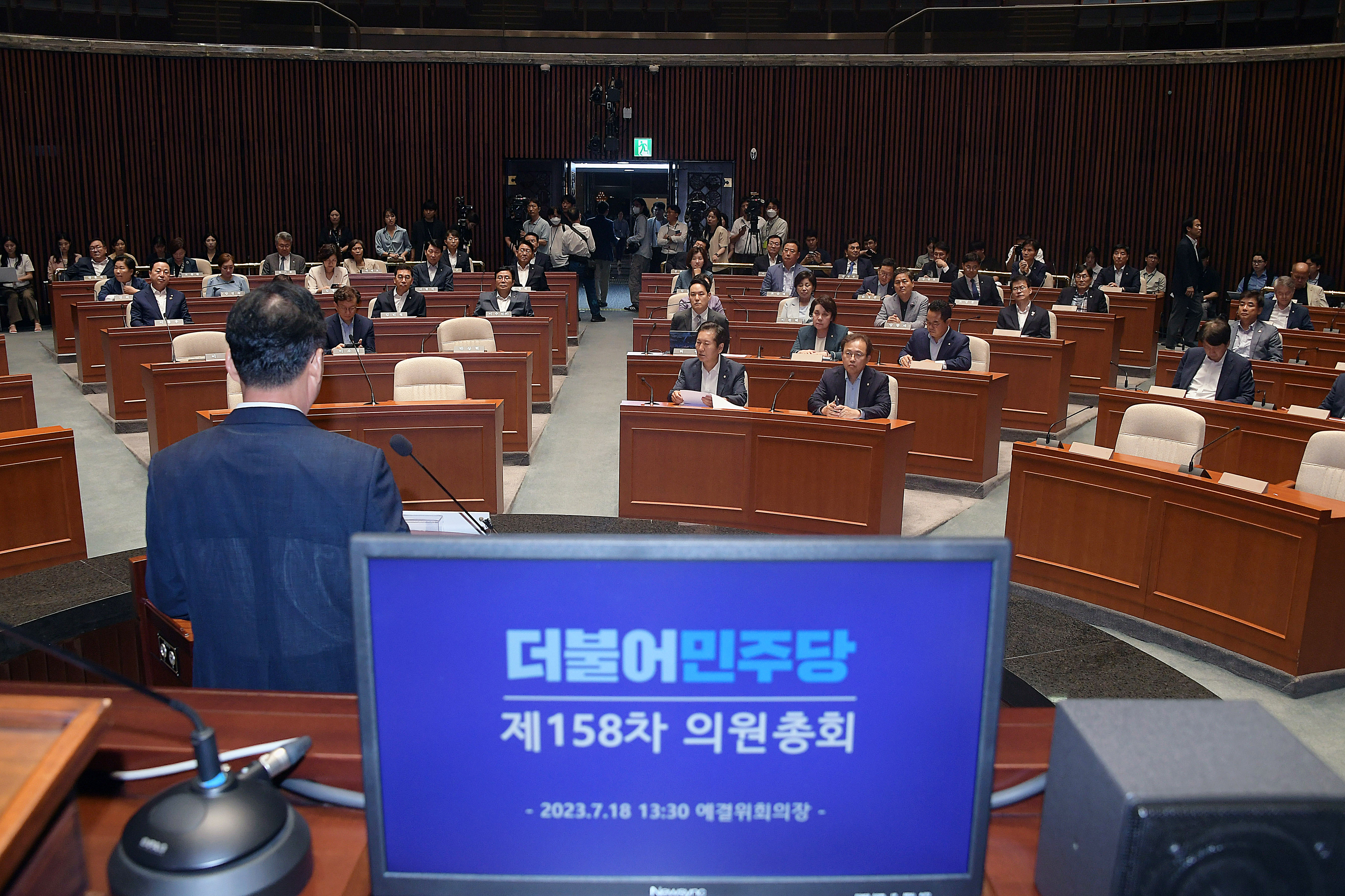 박광온 더불어민주당 원내대표가 18일 서울 여의도 국회에서 열린 의원총회에 참석해 모두발언을 하고 있다. 2023.7.18 오장환 기자